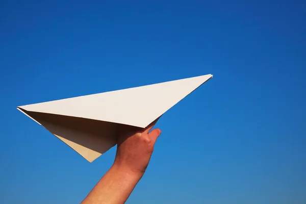 Ruka držící papírové letadlo — Stock fotografie