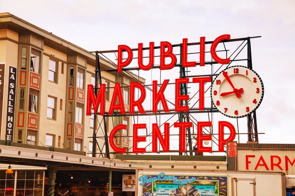 Famoso Pike Place sinal de mercado em Seattle — Fotografia de Stock