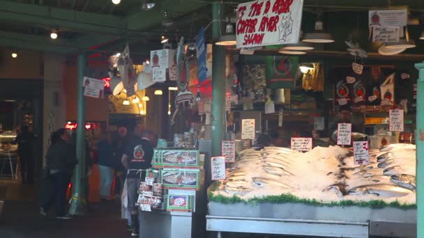 Berdiri di terkenal Pike Place pasar di Seattle — Stok Video