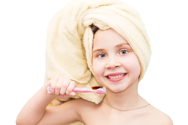 목욕 후 치아를 세척 하는 어린 소녀 — 스톡 사진