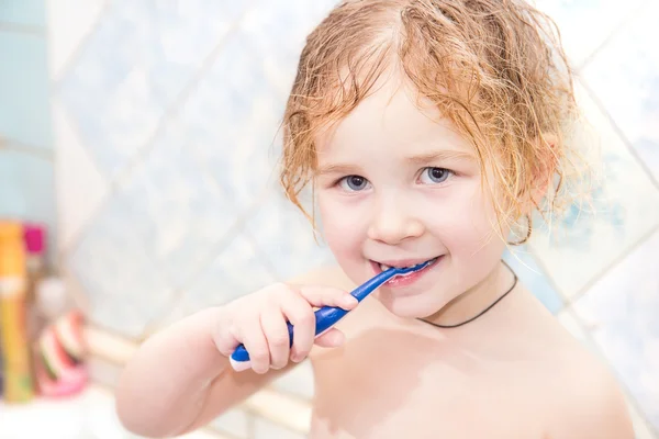 お風呂の後に歯を洗浄の小さな女の子 — ストック写真