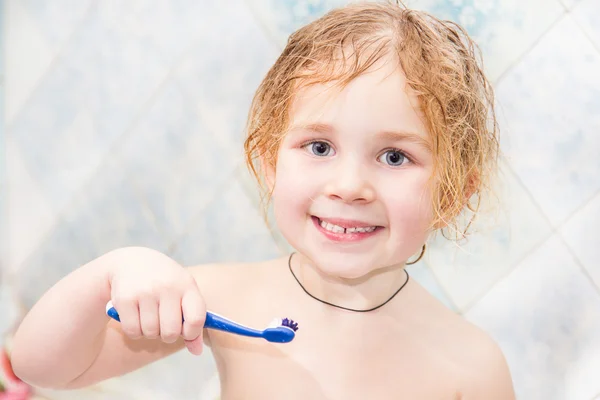 목욕 후 치아를 세척 하는 어린 소녀 — 스톡 사진
