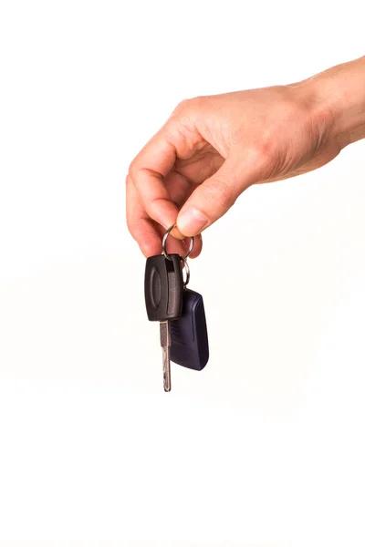 Mano masculina sosteniendo una llave del coche — Foto de Stock