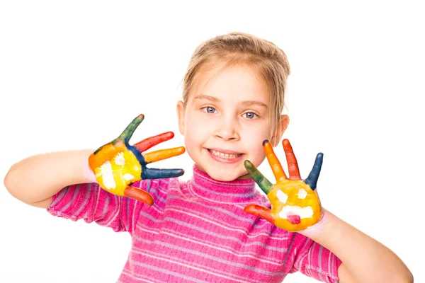 Portret van een gelukkig vrolijke meisje toont haar handen geschilderd in heldere kleuren — Stockfoto