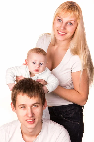 Egy fiatal, boldog családi portré: anya, apa és a baba, mosolyogva — Stock Fotó
