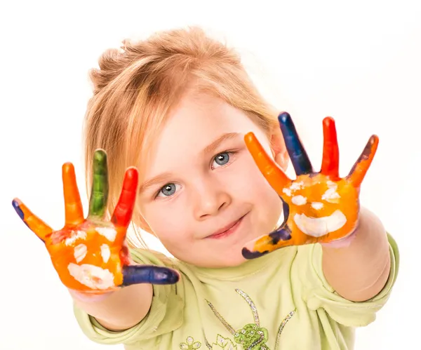 Porträt eines fröhlichen Mädchens, das seine in leuchtenden Farben bemalten Hände zeigt Stockfoto