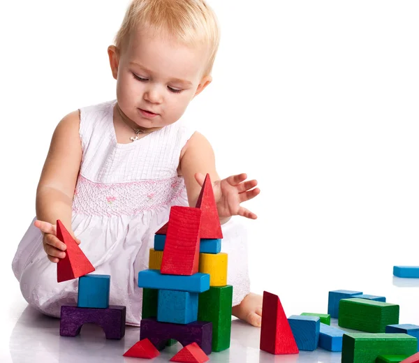Hermoso bebé construyendo un castillo — Foto de Stock