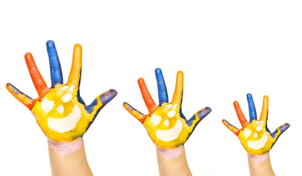 Conceptul familiei. Trei mâini colorate cu fața zâmbitoare a familiei - mamă, tată și copil. Mână mică, medie și mare. Simbolul unitate, creștere, gata pentru logo-ul tău. Izolat pe fundal alb — Fotografie, imagine de stoc