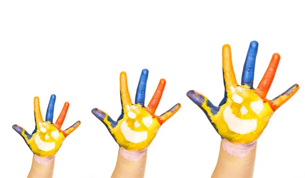 Concetto familiare. Tre mani colorate con faccia sorridente di famiglia - madre, padre e bimbo. Mano piccola, media e grande. Simbolo di unità, crescita, pronto per il vostro logo. Isolato su sfondo bianco — Foto Stock