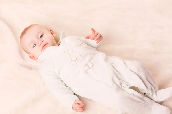 カバーの上に横たわるかわいい赤ちゃんの肖像画 — ストック写真