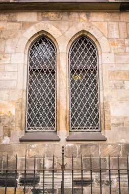 eski kilisenin pencere