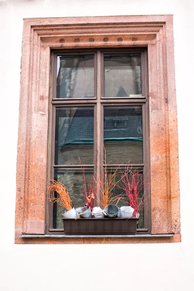 Uma janela velha com um vaso de flores — Fotografia de Stock