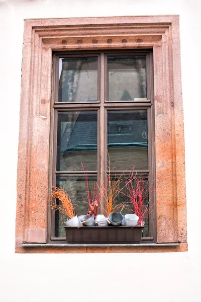 Une vieille fenêtre avec un pot de fleurs — Photo