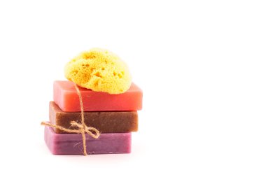 ladrillos de jabón hecho a mano con esponja de mar natural. concepto de Spa.