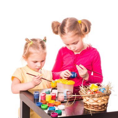 Paskalya yumurtaları boya iki mutlu çocuk. Mutlu Paskalya