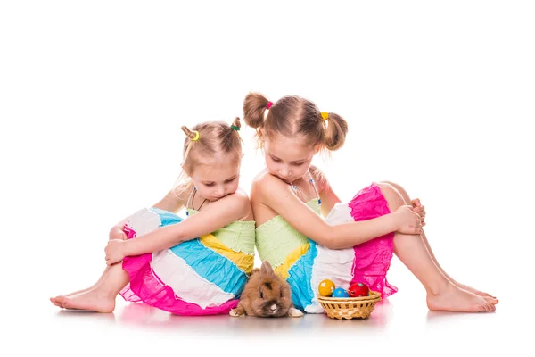 Zwei glückliche Kinder mit Osterhasen und Eiern. Frohe Ostern — Stockfoto