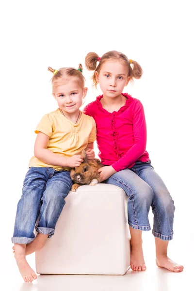 Duas crianças felizes com coelhinho da Páscoa e ovos. Feliz Páscoa — Fotografia de Stock