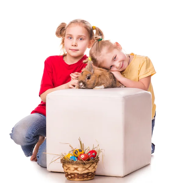 Twee gelukkige jonge geitjes met paashaas en eitjes. Vrolijk Pasen — Stockfoto