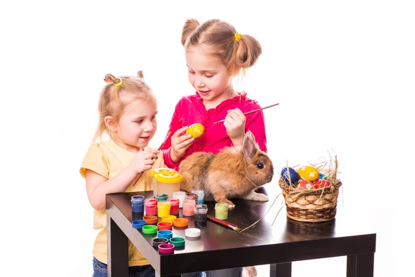 Twee gelukkige jonge geitjes schilderij paaseieren. Vrolijk Pasen — Stockfoto