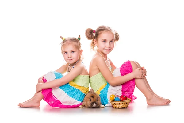 Dos niños felices con conejito de Pascua y huevos. Feliz Pascua —  Fotos de Stock