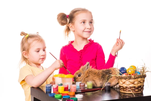 Due bambini felici che dipingono uova di Pasqua. Buona Pasqua — Foto Stock