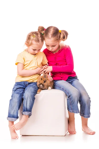 Duas crianças felizes com coelhinho da Páscoa e ovos. Feliz Páscoa — Fotografia de Stock