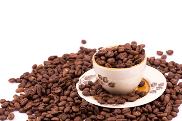 Kávová zrna a šálek kávy pozadí — Stock fotografie