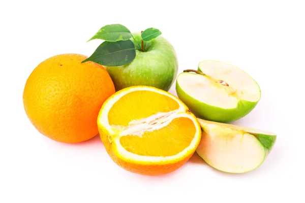 Čerstvé šťavnaté pomeranče a jablka — Stock fotografie