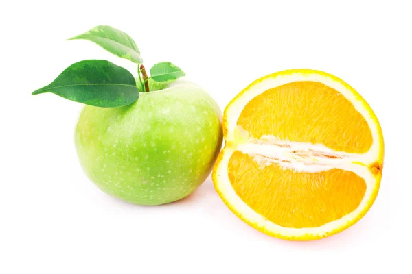 Čerstvé zelené jablko a polovinu oranžová — Stock fotografie