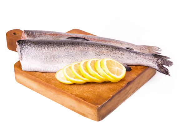 Zwei geteilte Forellen mit einer Zitrone zum Kochen — Stockfoto