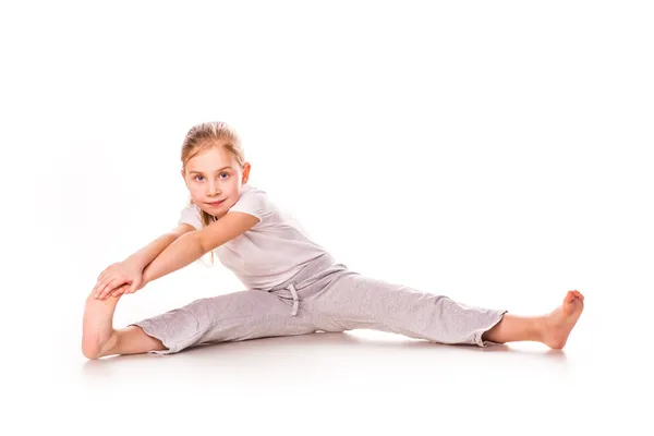 Piękna dziewczynka gimnastyczka, ćwiczenia, rozciąganie — Zdjęcie stockowe