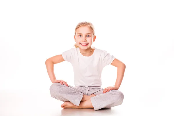 Piękna dziewczynka gimnastyczka, ćwiczenia, rozciąganie — Zdjęcie stockowe