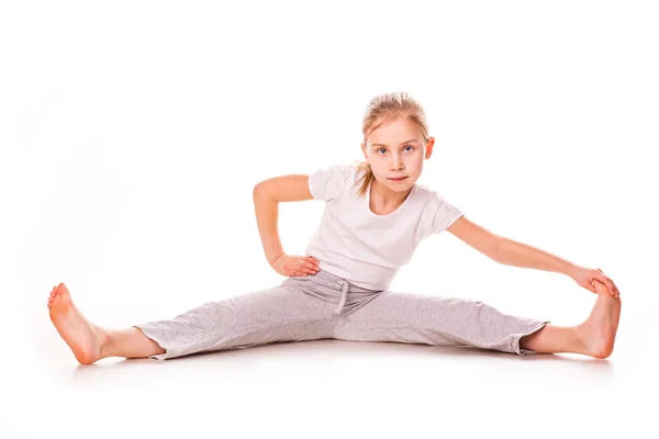 Vacker flicka gymnast träning, stretching — Stockfoto