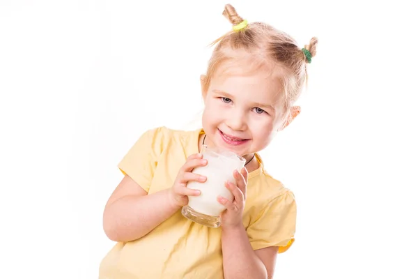 Schönes kleines Mädchen mit einer Tasse Milch. — Stockfoto