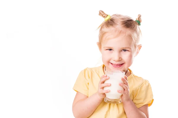 Vacker liten flicka som håller en kopp mjölk. — Stockfoto