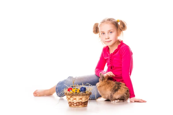 Gelukkig meisje met paashaas en eitjes. Vrolijk Pasen — Stockfoto