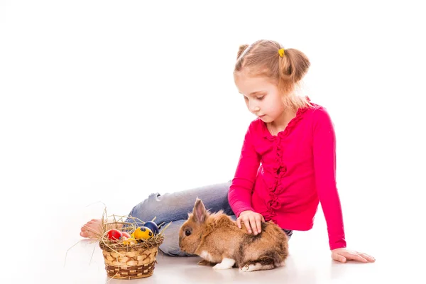 Gelukkig meisje met paashaas en eitjes. Vrolijk Pasen — Stockfoto
