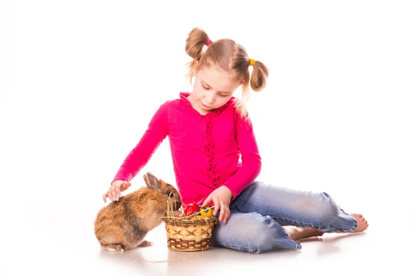 Gelukkig meisje met paashaas en eitjes. Vrolijk Pasen — Stockfoto