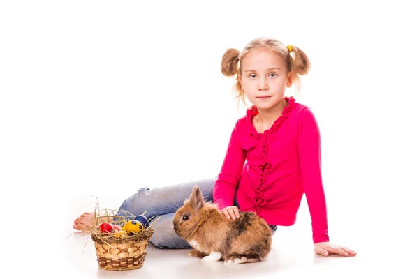 Gelukkig meisje met paashaas en eitjes. Vrolijk Pasen — Stockfoto