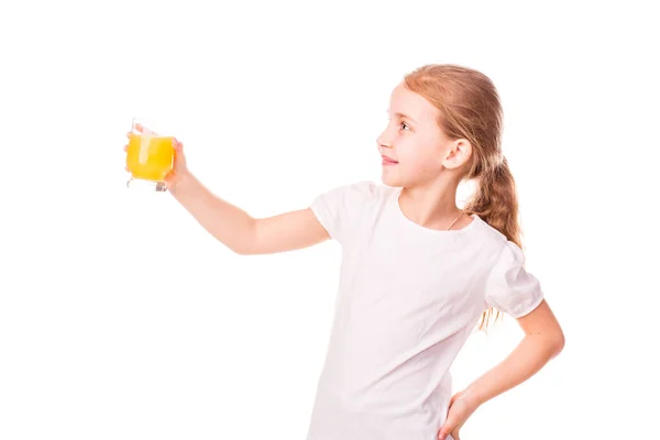 Linda niña sosteniendo el vaso con jugo sonriendo — Foto de Stock