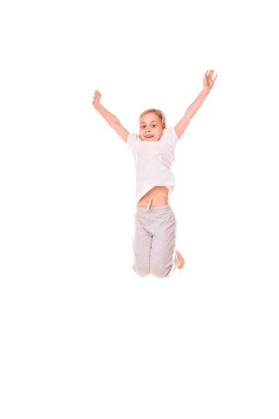 Красивая маленькая девочка, прыгающая в воздухе . — стоковое фото