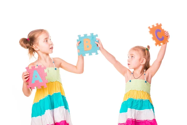 Niños felices sosteniendo letras del alfabeto ABC — Foto de Stock