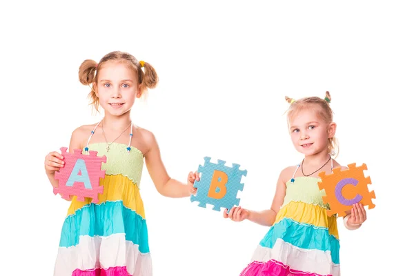 Glada barn hålla alfabetet bokstäver abc — Stockfoto