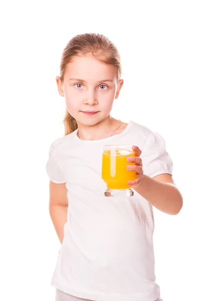 Милая маленькая девочка держит стакан с соком улыбается — стоковое фото