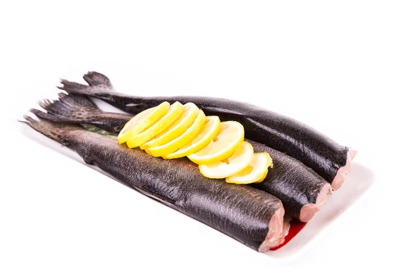 Truchas partidas con un limón listo para cocinar — Foto de Stock