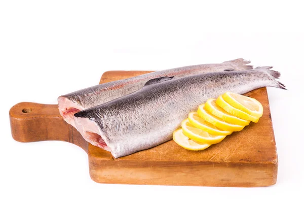 Zwei geteilte Forellen mit einer Zitrone zum Kochen — Stockfoto