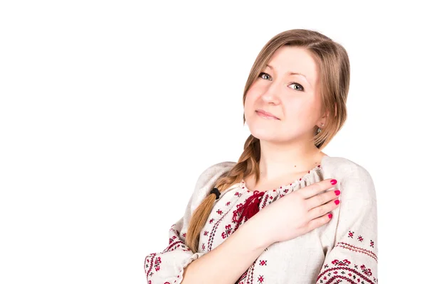 Schönes Mädchen im ukrainischen bestickten Hemd — Stockfoto