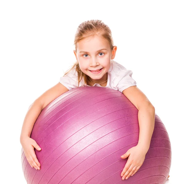 Menina esportiva em uma bola em forma — Fotografia de Stock