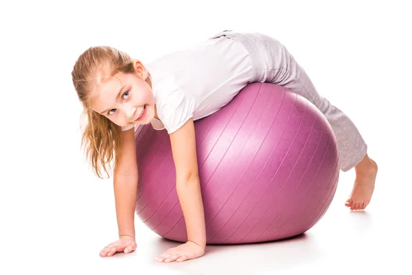 Menina esportiva em uma bola em forma — Fotografia de Stock