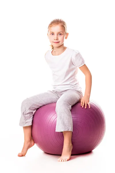 Menina esportiva em uma bola em forma — Fotografia de Stock